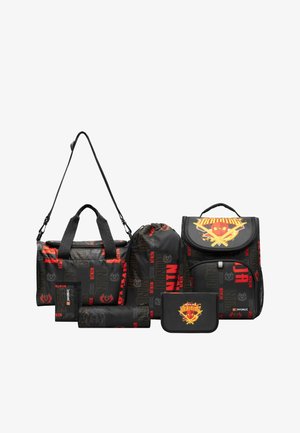 Set de mochila escolar temática de LEGO Ninjago en negro y rojo, que incluye mochila, bolsa para el almuerzo, estuche para lápices, billetera y bolsa para el gimnasio.