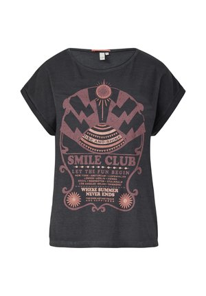 Donkergrijze T-shirt met korte mouwen, gemaakt van zachte stof; heeft een roze grafisch ontwerp met tekst en patronen, ronde halslijn, en een ontspannen pasvorm.