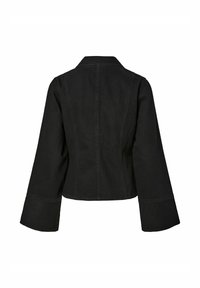 Črna jeans jakna z prilegajočim bodicami, širokimi zvonastimi rokavi in klasičnim ovratnikom. Ima vidne šive in čist, minimalističen dizajn.