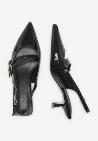 Tacchi slingback in vernice nera con punte appuntite, due cinturini orizzontali e un accento in fibbia dorata. Tacco a blocco di quattro cm.