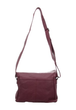 Schultertasche aus dunkelrotem Leder mit weicher Textur, verstellbarem Riemen und Klappverschluss, frontal auf weißem Hintergrund dargestellt.