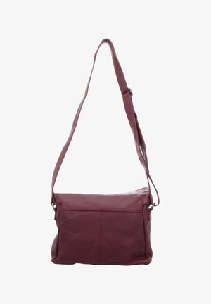 Schultertasche aus dunkelrotem Leder mit weicher Textur, verstellbarem Riemen und Klappverschluss, frontal auf weißem Hintergrund dargestellt.