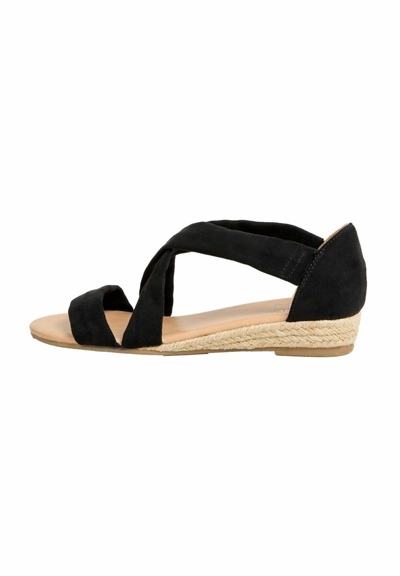 Schwarze Wildledersandale mit überkreuzten Riemen, offener Zehenpartie und einem niedrigen Espadrille-Absatz. Strukturiertes Jute-Dekor am Keilabsatz.