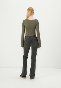 ONLY ONLWAUW MID WAIST FLARED - Jean flare - grey denim