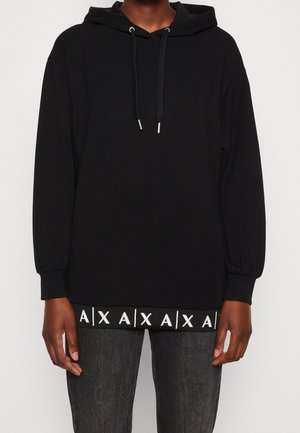 Haut à capuche noir avec cordons, manches longues et ourlet côtelé avec un motif blanc répété. Tissu doux, coupe décontractée.