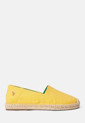 Espadrilla slip-on in tela gialla con suola intrecciata in juta e piccolo logo ricamato sul lato, mostrata su sfondo bianco.