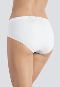 Mutande hipster bianche in cotone con un elastico in pizzo a scollatura ondulata e una superficie liscia. La vista posteriore mette in mostra un design senza cuciture.