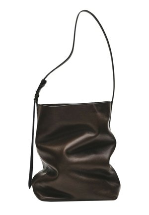 Sac bandoulière en cuir noir souple avec une longue bandoulière réglable et une forme molle et non structurée.