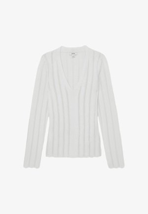 Bijeli džemper s dugim rukavima i V-izrezom, s vertikalnim rebrastim uzorcima i valovitim rubom. Izrađen od mekanog, teksturiranog materijala.