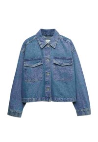 Gekürzte blaue Jeansjacke mit langen Ärmeln, vorderer Knopfleiste, Kragen und zwei großen Brusttaschen mit Klappen.