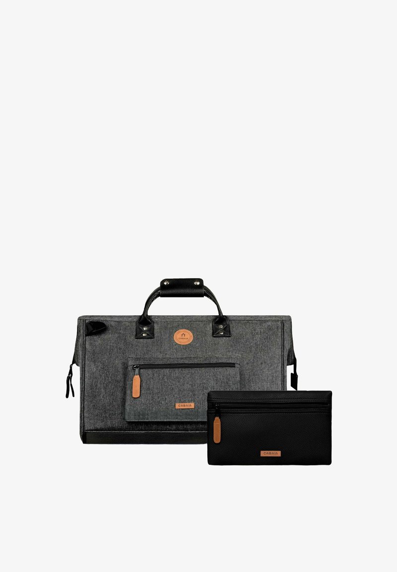 Grau Stofftasche mit schwarzen Ledergriffen, ausgestattet mit einer vorderen Reißverschlusstasche und einem abnehmbaren schwarzen strukturierten Täschchen, beide mit hellbraunen Akzenten.