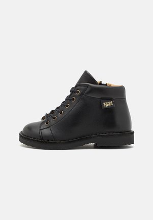 FLETCHER MONKEY BOOT UNISEX - Lær-at-gå-sko - black