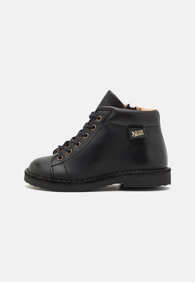 Zwarte leren enkelboots met een ronde neus, gouden ogen en een gestikte zool, met een tanleren voering en merklabel.