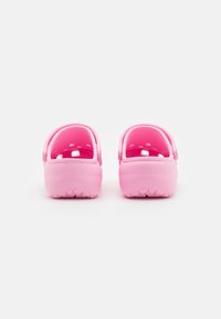 Crocs CLASSIC PLATFORM - Natikače na petu - flamingo