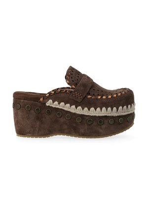 Sabot compensé en daim marron avec dessus perforé, bordure tressée et clous métalliques le long du bord de la semelle.