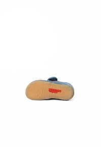 Niebieski materiałowy pantofel z textured spodem. Posiada rzep do zapięcia i czerwone logo na dolnej stronie.