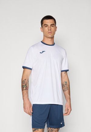 Witte sportieve t-shirt met marineblauwe rand, korte mouwen en een logo op de borst. Gepaard met marineblauwe shorts. Casual pasvorm en lichtgewicht materiaal.