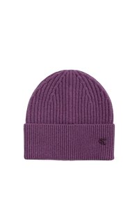 Cappello a maglia viola realizzato in tessuto morbido con una texture a coste. Presenta un risvolto piegato e un piccolo logo decorativo sul lato.