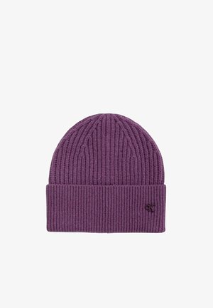 Cappello a maglia viola realizzato in tessuto morbido con una texture a coste. Presenta un risvolto piegato e un piccolo logo decorativo sul lato.