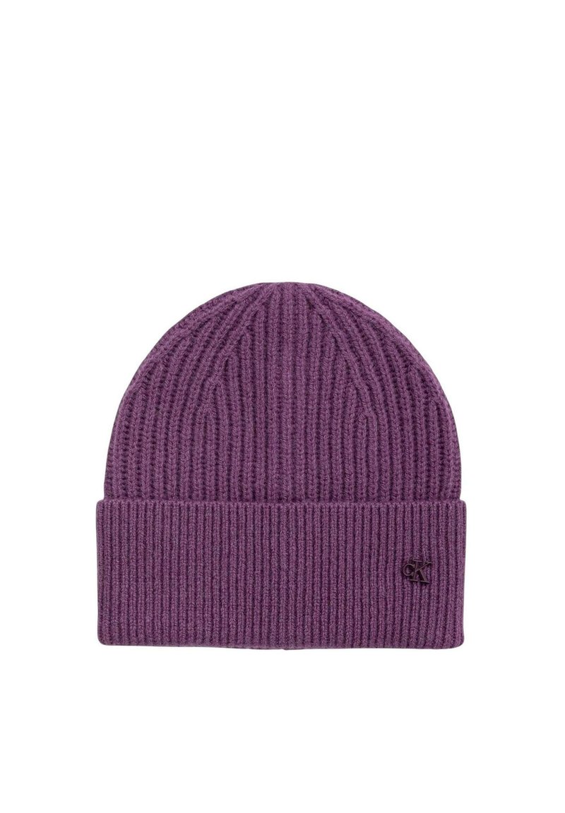 Cappello a maglia viola realizzato in tessuto morbido con una texture a coste. Presenta un risvolto piegato e un piccolo logo decorativo sul lato.
