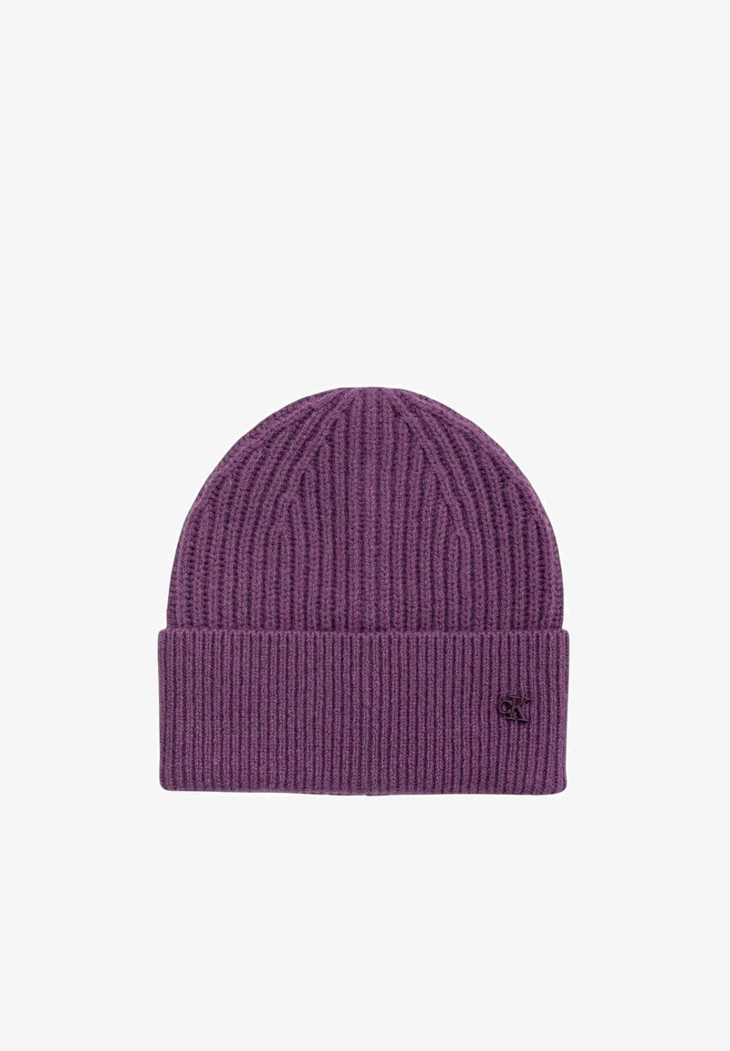 Cappello a maglia viola realizzato in tessuto morbido con una texture a coste. Presenta un risvolto piegato e un piccolo logo decorativo sul lato.