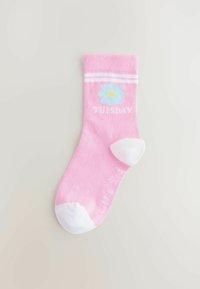 Ružová bavlnená ponožka s bielymi akcentmi na prstoch a päte, s modrým kvetinovým motívom a bielym nápisom „TUESDAY“ nad dizajnom.