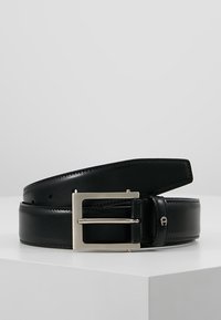 Cinturón de cuero negro con una textura suave, hebilla rectangular de plata y agujeros perforados para ajuste. Presenta un diseño elegante y minimalista.