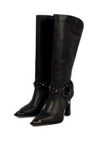 Botas de cuero negro hasta la rodilla con punta afilada, que presentan detalles de hebilla y un acabado texturizado en la sección superior, además de herrajes en tono plateado.