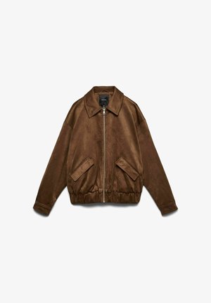 Brūna bumbvedēja jaka ar gludu zamšādas tekstūru, lielu apkakli, priekšējo rāvējslēdzēju un elastīgām malām. Ir divas slīpas sānu kabatas.