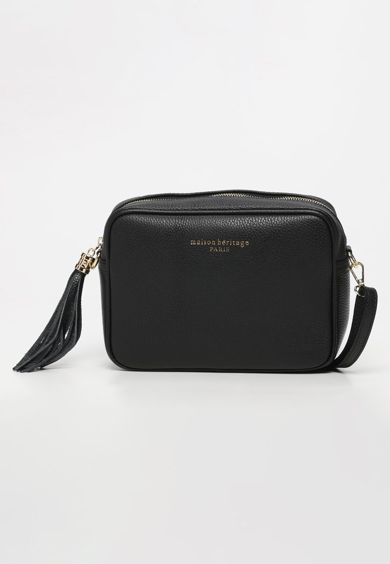 Borsa a tracolla in pelle nera con forma rettangolare, caratterizzata da un logo dorato, chiusura con zip e un lungo dettaglio a nappina di lato.