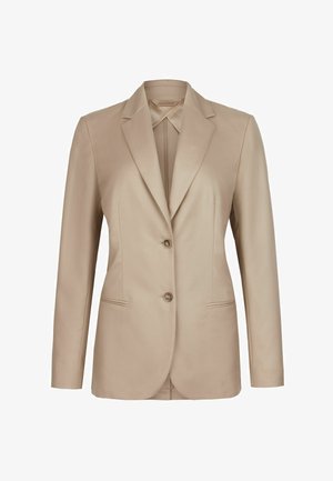 Beiger taillierter Damenblazer mit zwei vorderen Knöpfen, abgesteppten Revers und schlankem Design, auf weißem Hintergrund gezeigt.