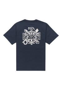 Námořnická modrá bavlněná tričko s bílou grafikou na zádech, na které jsou nástroje a text "THE DOERS ELEMENT X TIMBER." Krátké rukávy, standardní střih.