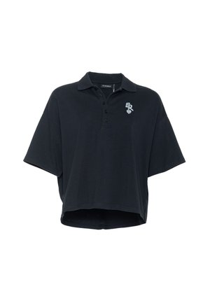 Zwart oversized poloshirt met korte mouwen, drie knopen en een klein wit geborduurd logo op de linkerborst.