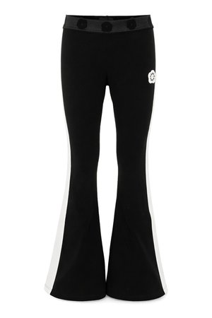 Pantalon noir évasé avec des bandes blanches sur les côtés, une taille élastique avec des détails circulaires et un petit logo circulaire blanc sur le haut de la cuisse.