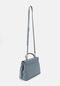 Bolso de cuero azul con una forma estructurada, correa ajustable, asa superior y herrajes en tono dorado. Textura suave con costuras mínimas.