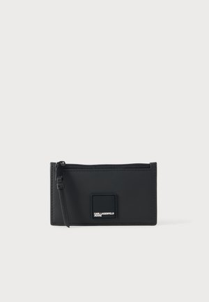 Svart rektangulär necessär med dragkedja och en liten fyrkantig logotyp med texten "Karl Lagerfeld Jeans" på framsidan i mitten.