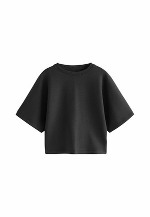 Czarny, oversize krótki sweter z krótkim rękawem i okrągłym dekoltem na białym tle.