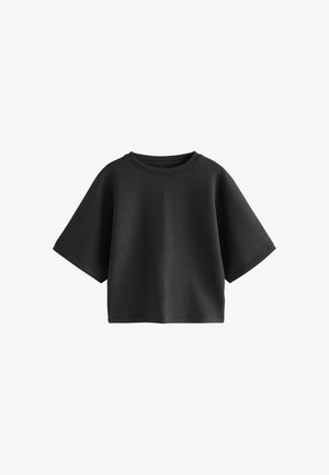Sort oversized kortærmet cropped sweater med rund halsudskæring på hvid baggrund.