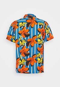 Koszula z krótkim rękawem z niebieskim prążkowanym tłem, z dużymi pomarańczowymi, czarnymi i żółtymi wzorami kwiatowymi. Lekki materiał.
