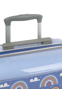 Maleta azul claro con patrones de arcoíris y nubes, asa retráctil gris y cremallera, superficie brillante, forma rectangular.