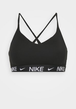 Sujetador deportivo negro con un diseño de escote en V y tirantes entrelazados. Presenta una amplia banda negra con el texto del logo "NIKE" en blanco. Tela suave y elástica.