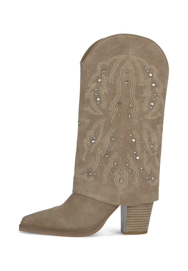 Bota de ante topo con punta afilada, costura decorativa y acentos de tachuelas; cuenta con un tacón ancho con un detalle metálico texturizado.