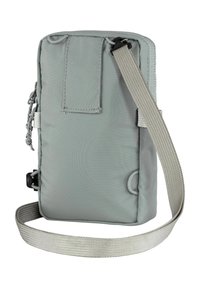 Borsa a spalla in nylon grigia con superficie texture, chiusura a zip, tracolla rimovibile e tasca frontale con un anello per accessori.