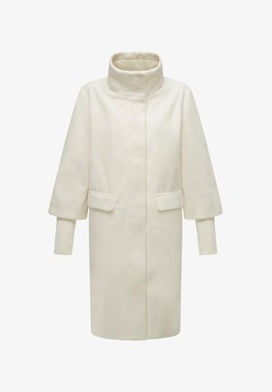 Bijela vunena kaput s visokim ovratnikom, dva prednja džepa i širokim rukavima. Teksturirana tkanina s glatkim završecima i minimalističkim dizajnom.