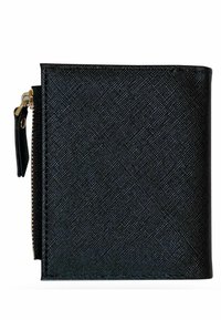 Svart plånbok i texturerat material, med ett dragkedjefack och rektangulär form med rena kanter. Guld detaljer.