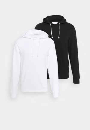 Twee hoodies: één wit en één zwart. Beide hebben een trekkoordcapuchon, geribbelde manchetten, een kangoeroe zak en een zachte stoftextuur.