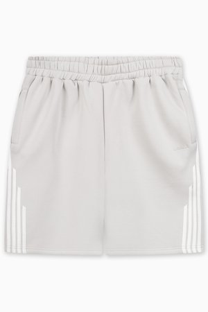 Shorts sportivi grigio chiaro con vita elastica, due tasche laterali e tre strisce verticali bianche sul lato sinistro. Tessuto dalla texture liscia.