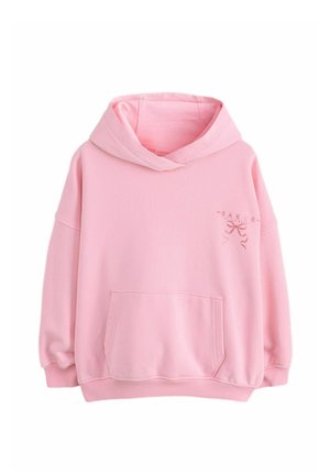 Lyserød hættetrøje med frontlomme og lille sløjfe grafik med tekst på venstre bryst, ribstrikkede manchetter og kant.
