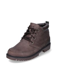 Botas de tobillo de cuero marrón con punta redondeada, diseño de cordones y suela texturizada. Logo de la marca en la lengüeta y acentos laterales.