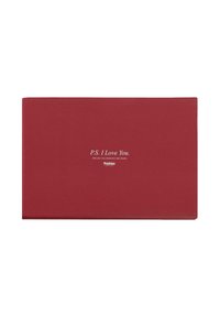 Un libro rilegato rosso con finitura opaca, con il testo "P.S. I Love You." stampato in bianco e centrato sulla copertina.